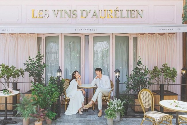 Khi chụp ảnh cưới Hàn Quốc, bạn có thể chọn bối cảnh là các quán cà phê