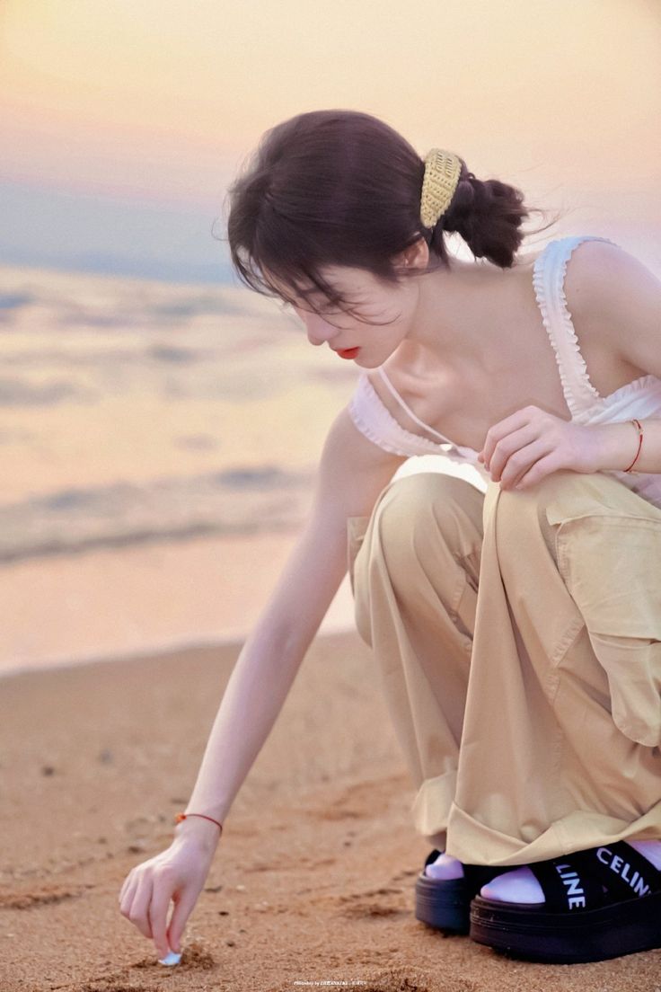 Nghịch cát cũng là một ý tưởng thú vị khi chụp hình sinh nhật ở biển