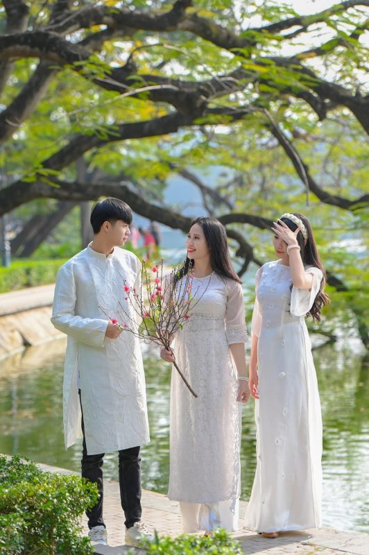 Hướng dẫn chụp ảnh áo dài ngoại cảnh dễ nhất cùng gia đình