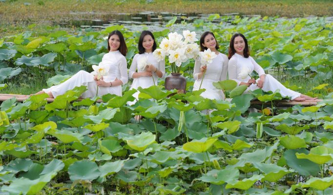 Tips chụp ảnh ngoại cảnh với áo dài trắng cùng bạn bè ở Hồ Sen