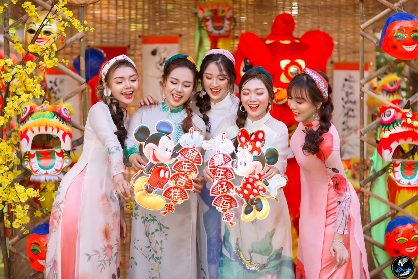 Chụp ảnh Tết cùng nhóm bạn thân