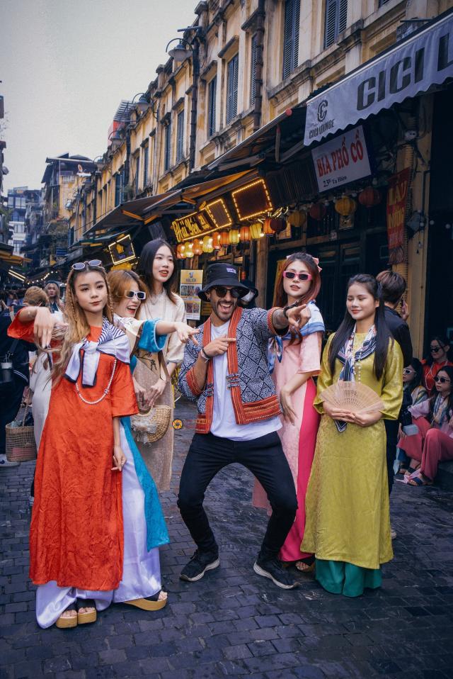 Chụp ảnh Tết cùng nhóm bạn thân