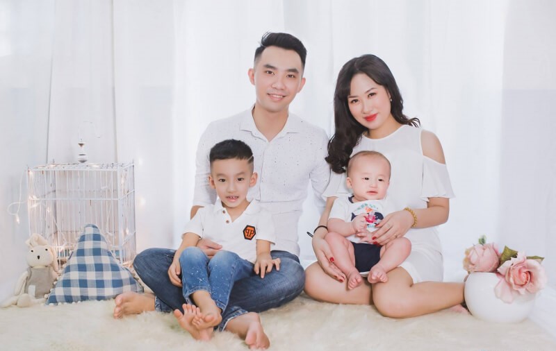 Chụp ảnh gia đình 4 người đẹp và ấn tượng Chụp ảnh gia đình 4 người đẹp và ấn tượng