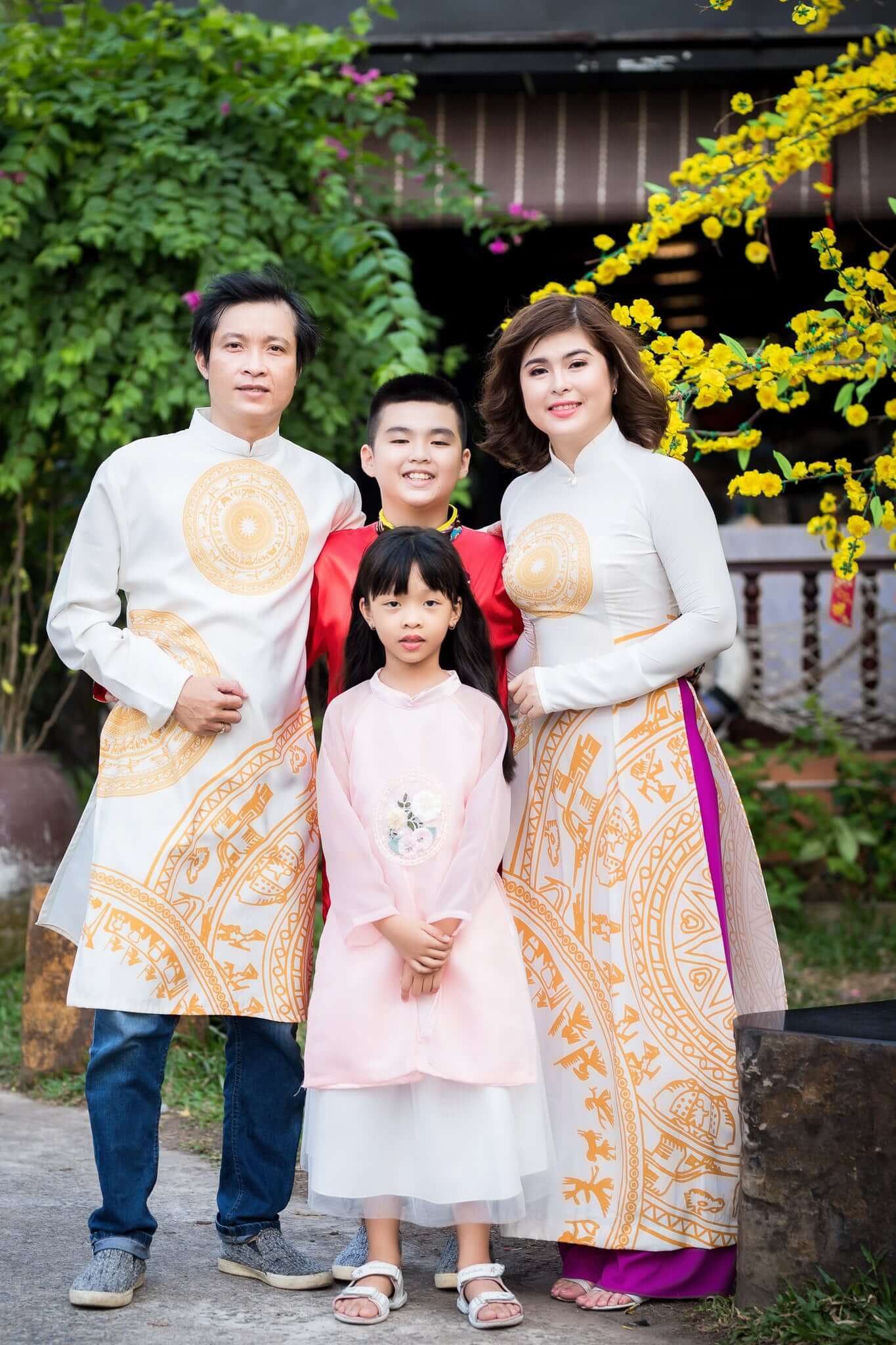 10 concept chụp ảnh tết gia đình 4 người năm 2024-2025