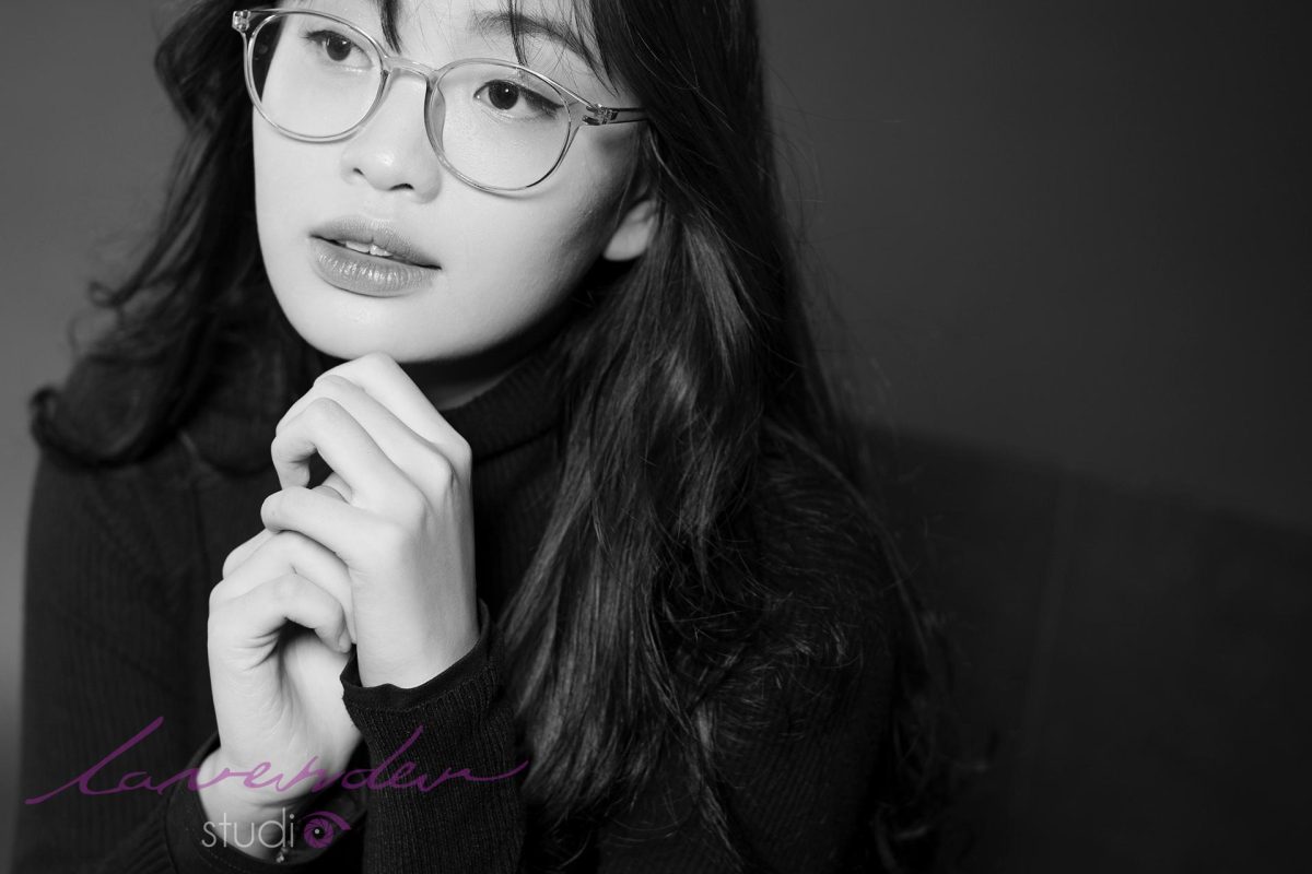 Chụp ảnh chân dung đẹp trong studio hơn tại nhà