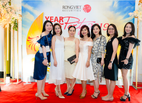 cách chụp ảnh tất niên cuối năm đẹp