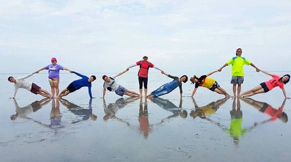 kiểu chụp ảnh nhóm đẹp ở biển đầy sáng tạo kiểu chụp ảnh nhóm đẹp ở biển đầy sáng tạo