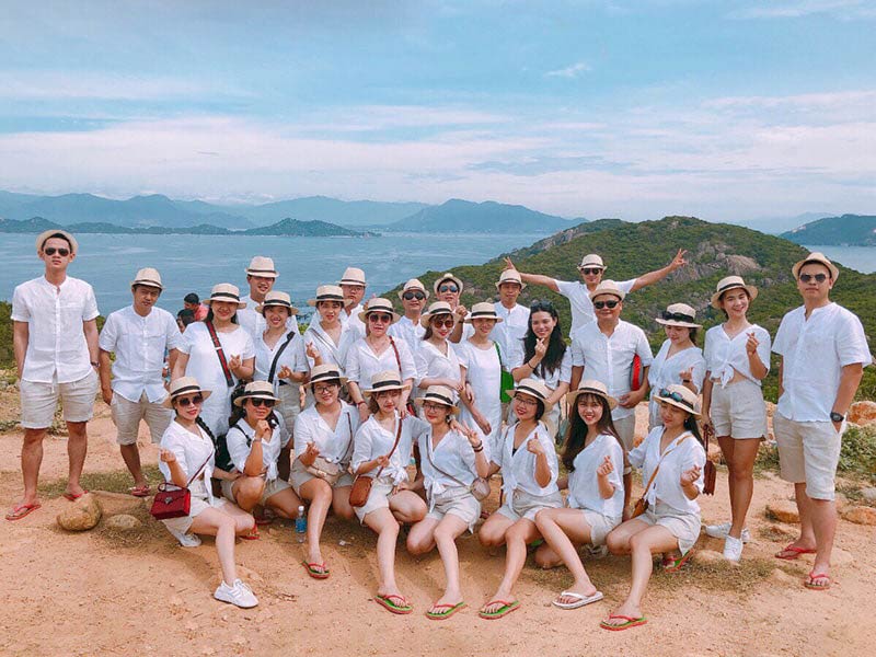 kiểu chụp ảnh nhóm đẹp ở biển đầy sáng tạo kiểu chụp ảnh nhóm đẹp ở biển đầy sáng tạo