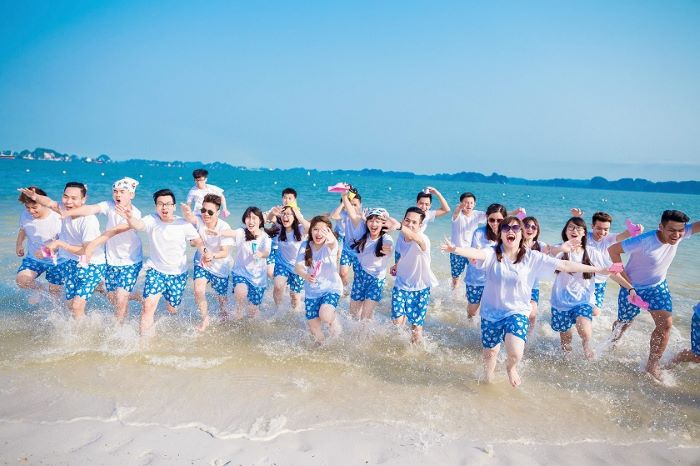 kiểu chụp ảnh nhóm đẹp ở biển đầy sáng tạo kiểu chụp ảnh nhóm đẹp ở biển đầy sáng tạo