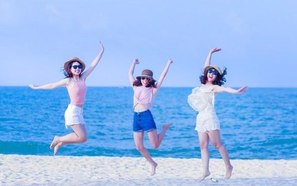 kiểu chụp ảnh nhóm đẹp ở biển đầy sáng tạo kiểu chụp ảnh nhóm đẹp ở biển đầy sáng tạo