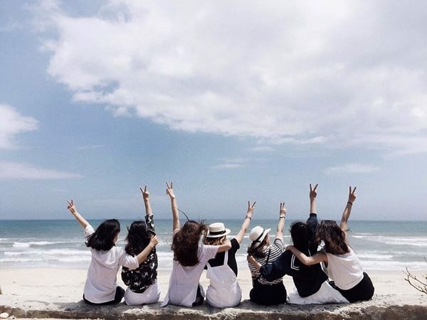 kiểu chụp ảnh nhóm đẹp ở biển đầy sáng tạo kiểu chụp ảnh nhóm đẹp ở biển đầy sáng tạo