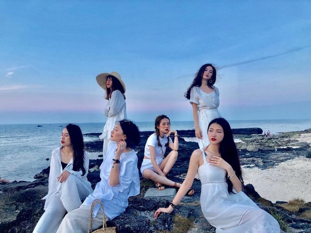 kiểu chụp ảnh nhóm đẹp ở biển đầy sáng tạo kiểu chụp ảnh nhóm đẹp ở biển đầy sáng tạo