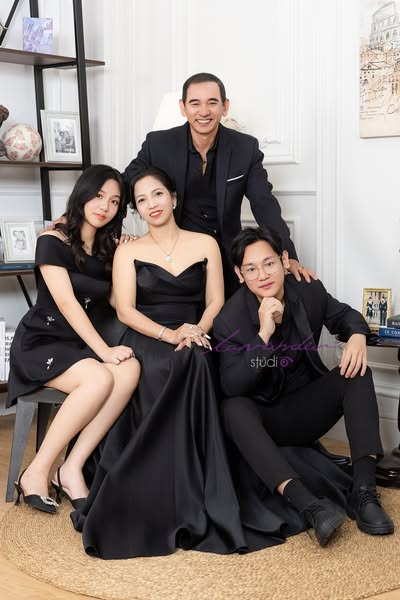 10 cách tạo dáng chụp ảnh gia đình Tết 4 người tại nhà xinh lung linh