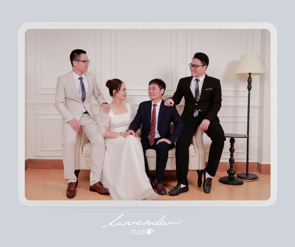 10 cách tạo dáng chụp ảnh gia đình Tết 4 người tại nhà xinh lung linh