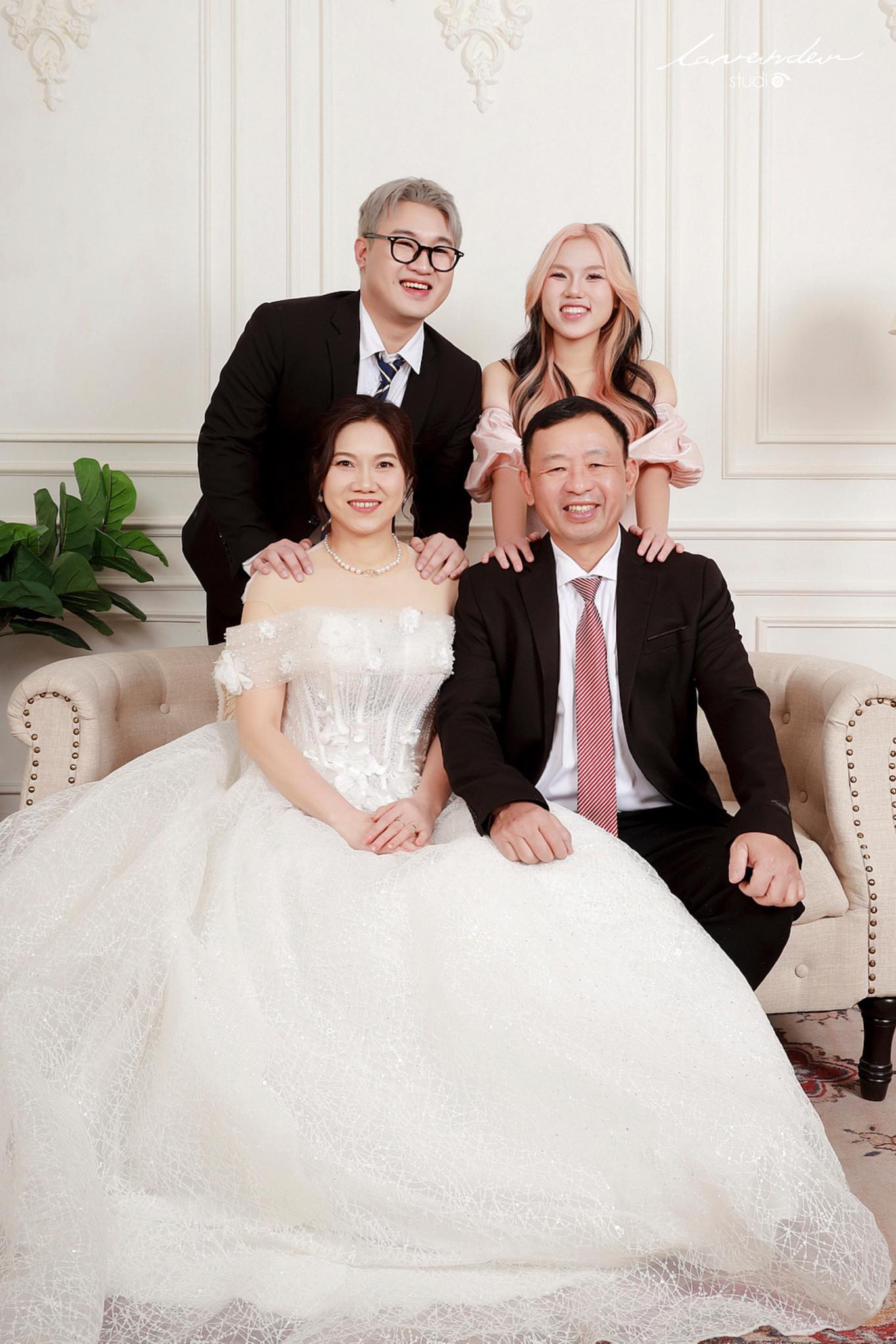 10 cách tạo dáng chụp ảnh gia đình Tết 4 người tại nhà xinh lung linh