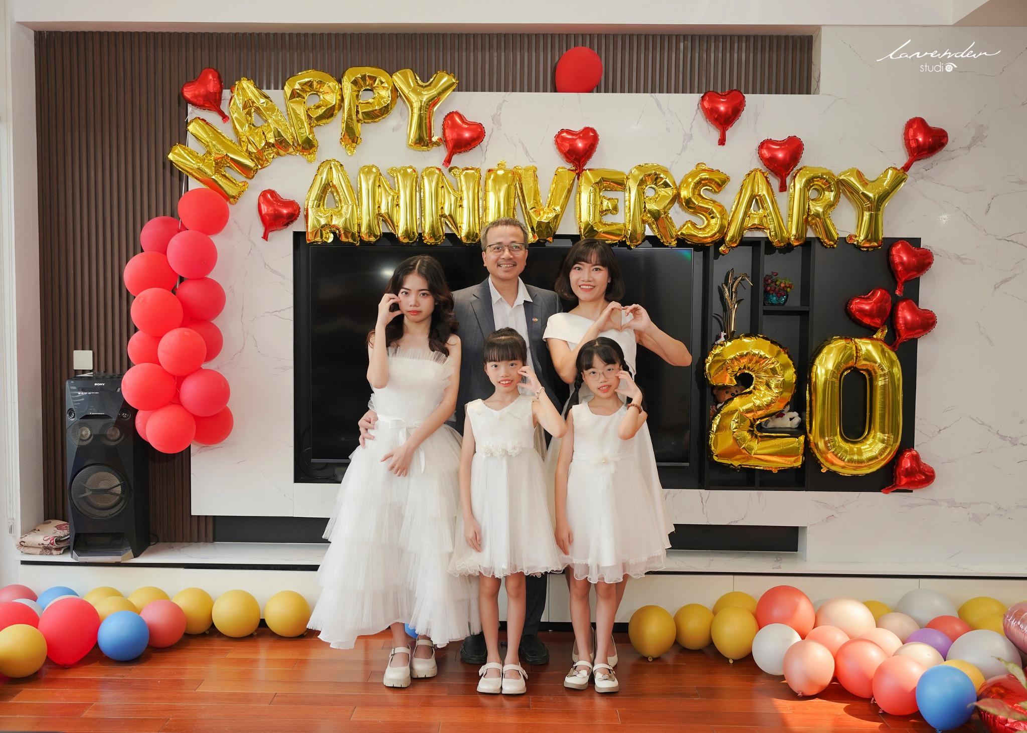 10 cách tạo dáng chụp ảnh gia đình Tết 4 người tại nhà xinh lung linh