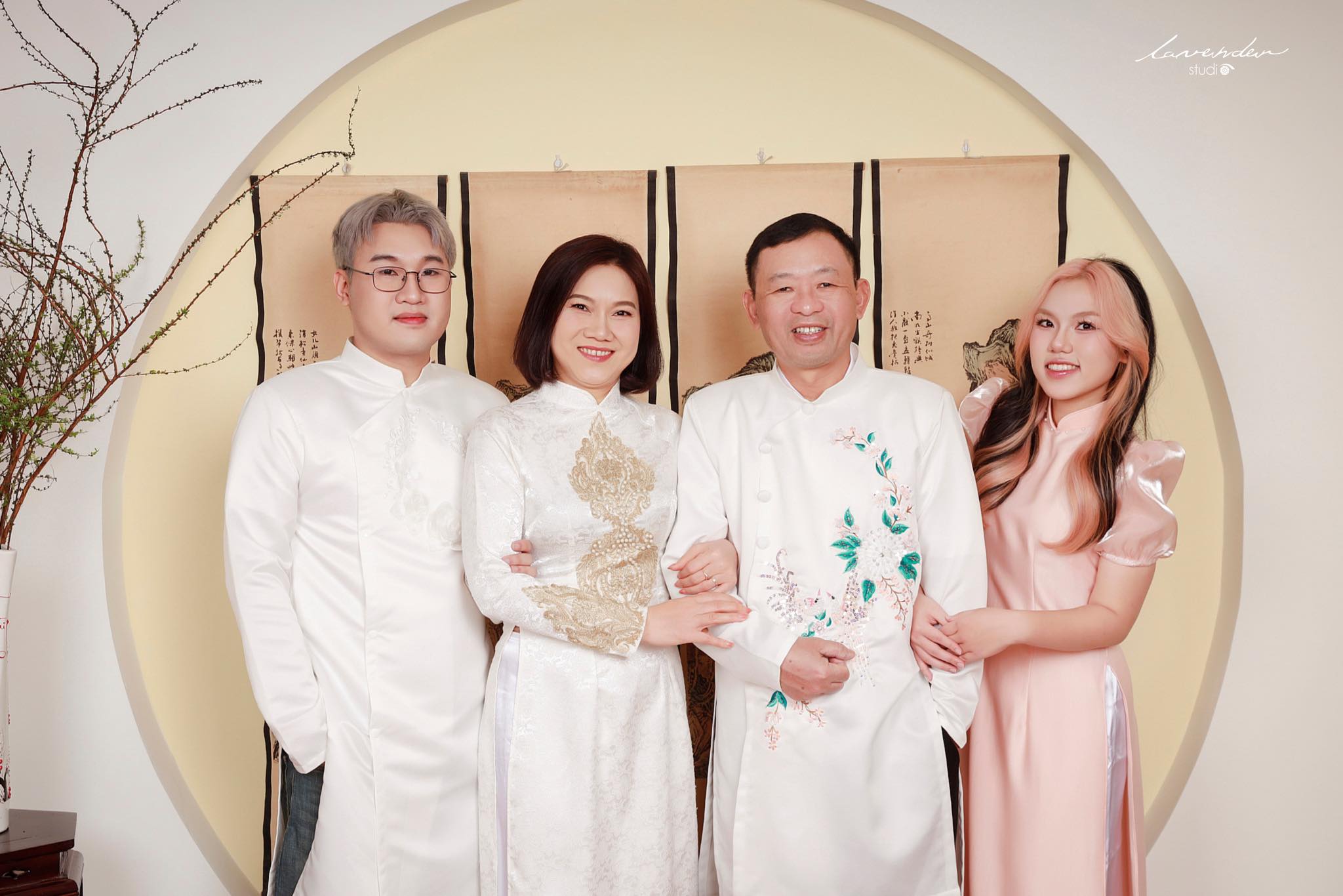 10 cách tạo dáng chụp ảnh gia đình Tết 4 người tại nhà xinh lung linh