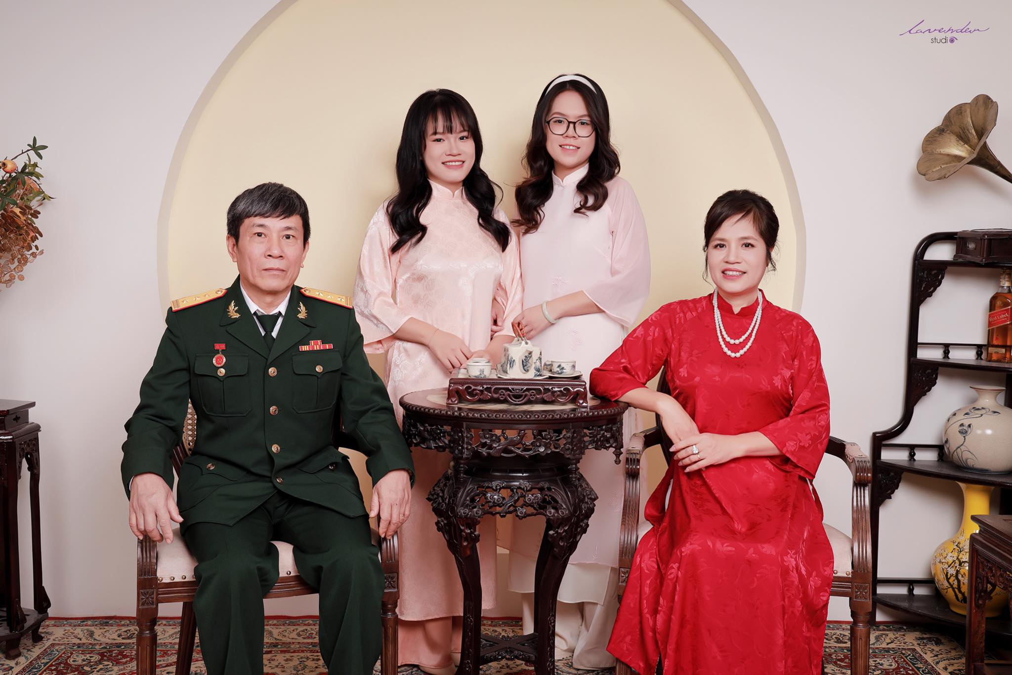 10 cách tạo dáng chụp ảnh gia đình Tết 4 người tại nhà xinh lung linh