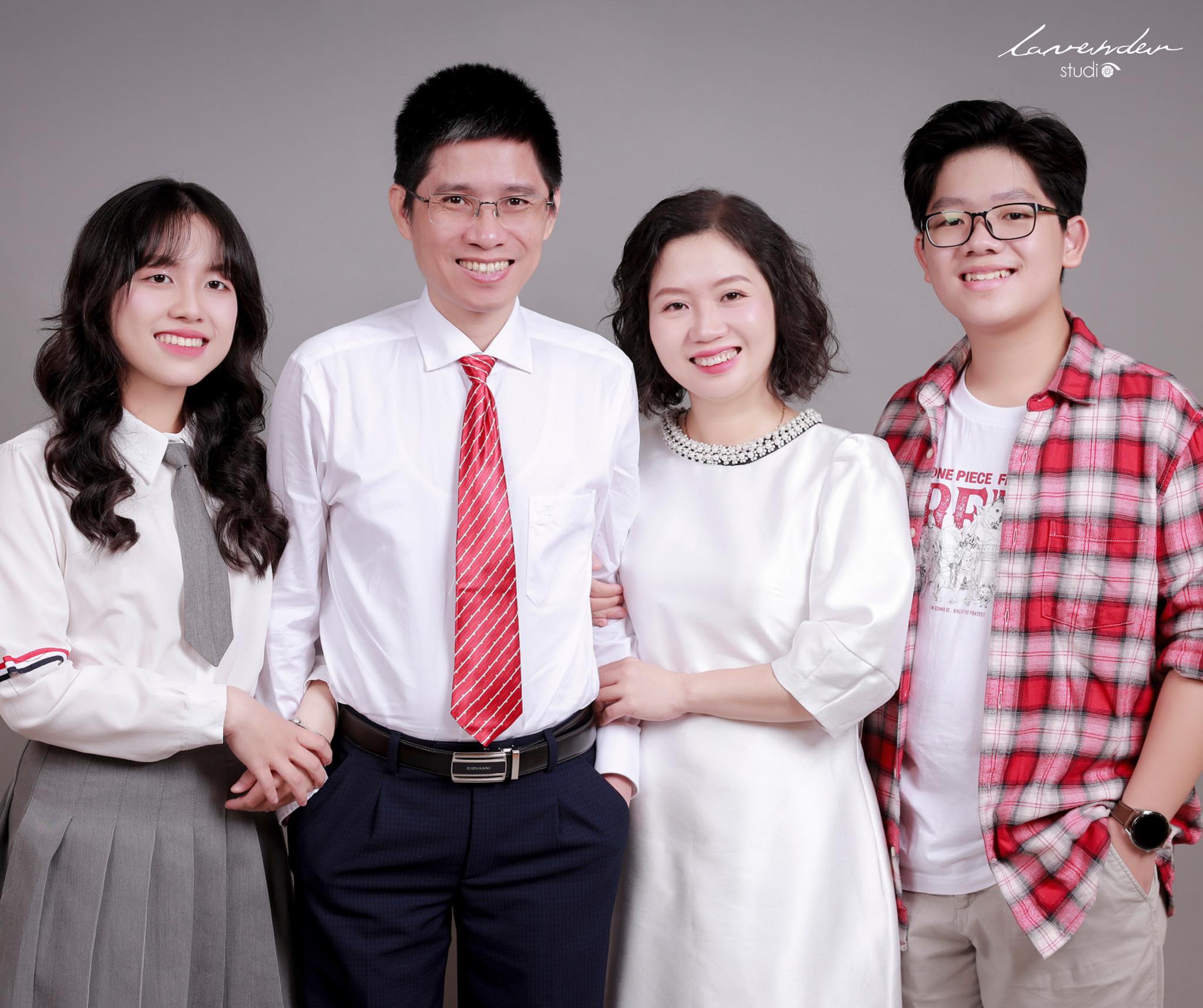 10 cách tạo dáng chụp ảnh gia đình Tết 4 người tại nhà xinh lung linh