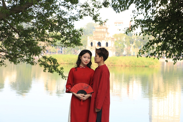 Chụp ảnh áo dài Tết 2025 tại Hà Nội khu vực Hồ Hoàn Kiếm Chụp ảnh áo dài Tết 2025 tại Hà Nội khu vực Hồ Hoàn Kiếm