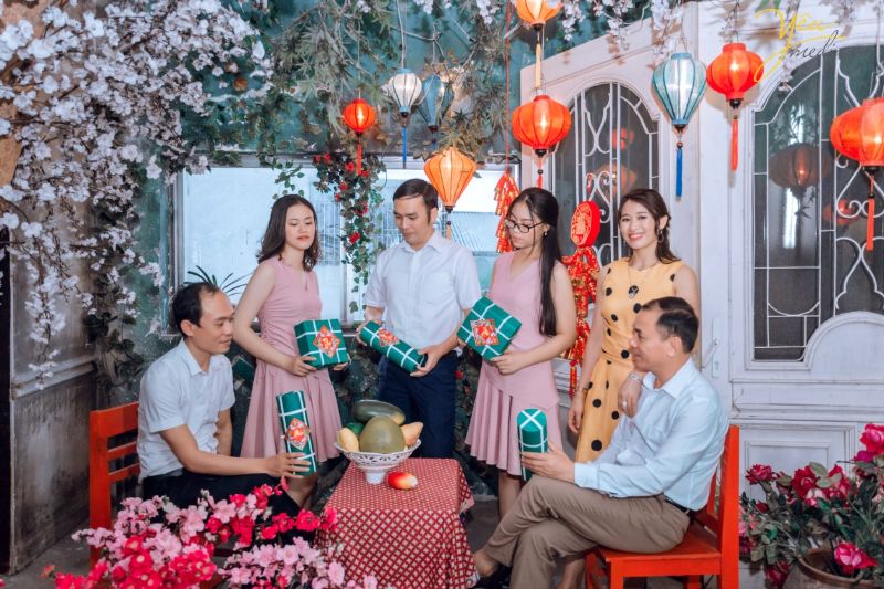 10 cách tạo dáng chụp ảnh gia đình Tết 4 người tại nhà xinh lung linh