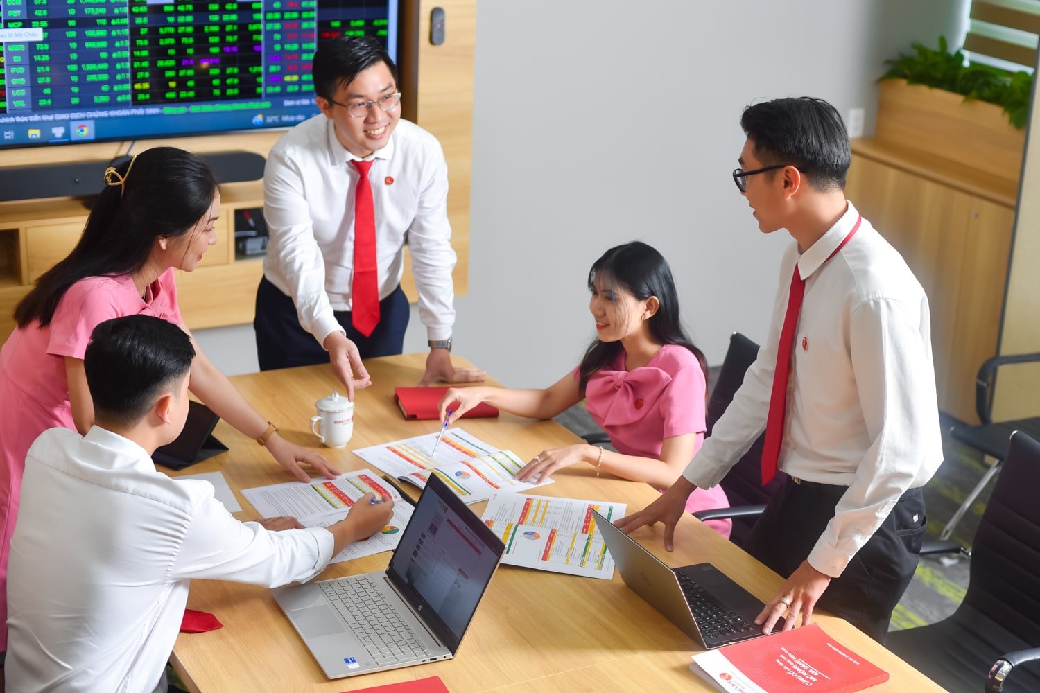 Cách chụp hình công ty nổi bật mang lại sức mạnh to lớn Cách chụp hình công ty nổi bật mang lại sức mạnh to lớn