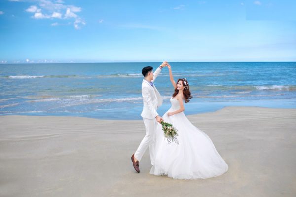 Chi phí chụp ảnh cưới tại biển có cao hơn bình thường không?