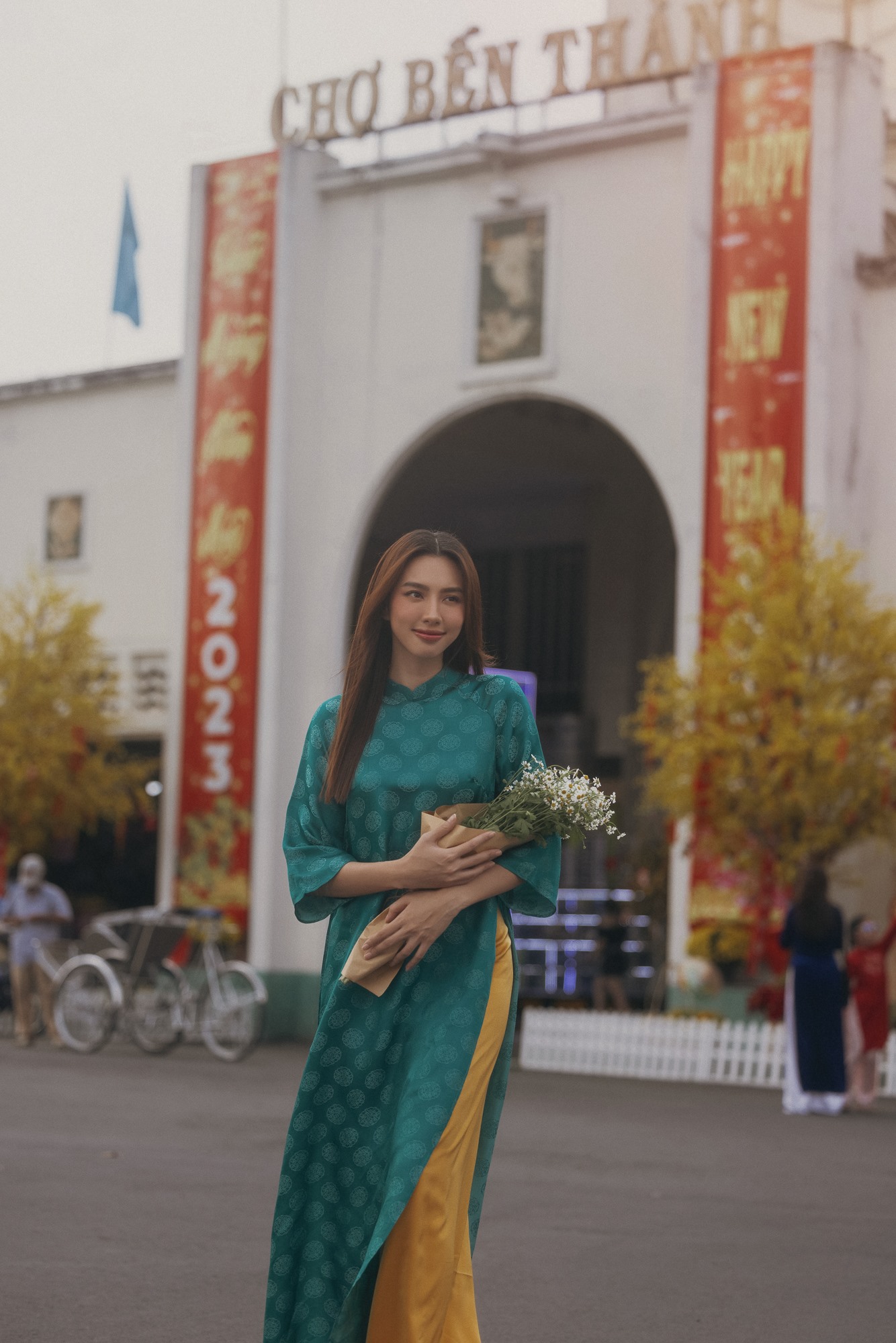 Chụp ảnh áo dài cầm hoa: Gợi ý và bí quyết đẹp hoàn hảo Chụp ảnh áo dài cầm hoa: Gợi ý và bí quyết đẹp hoàn hảo