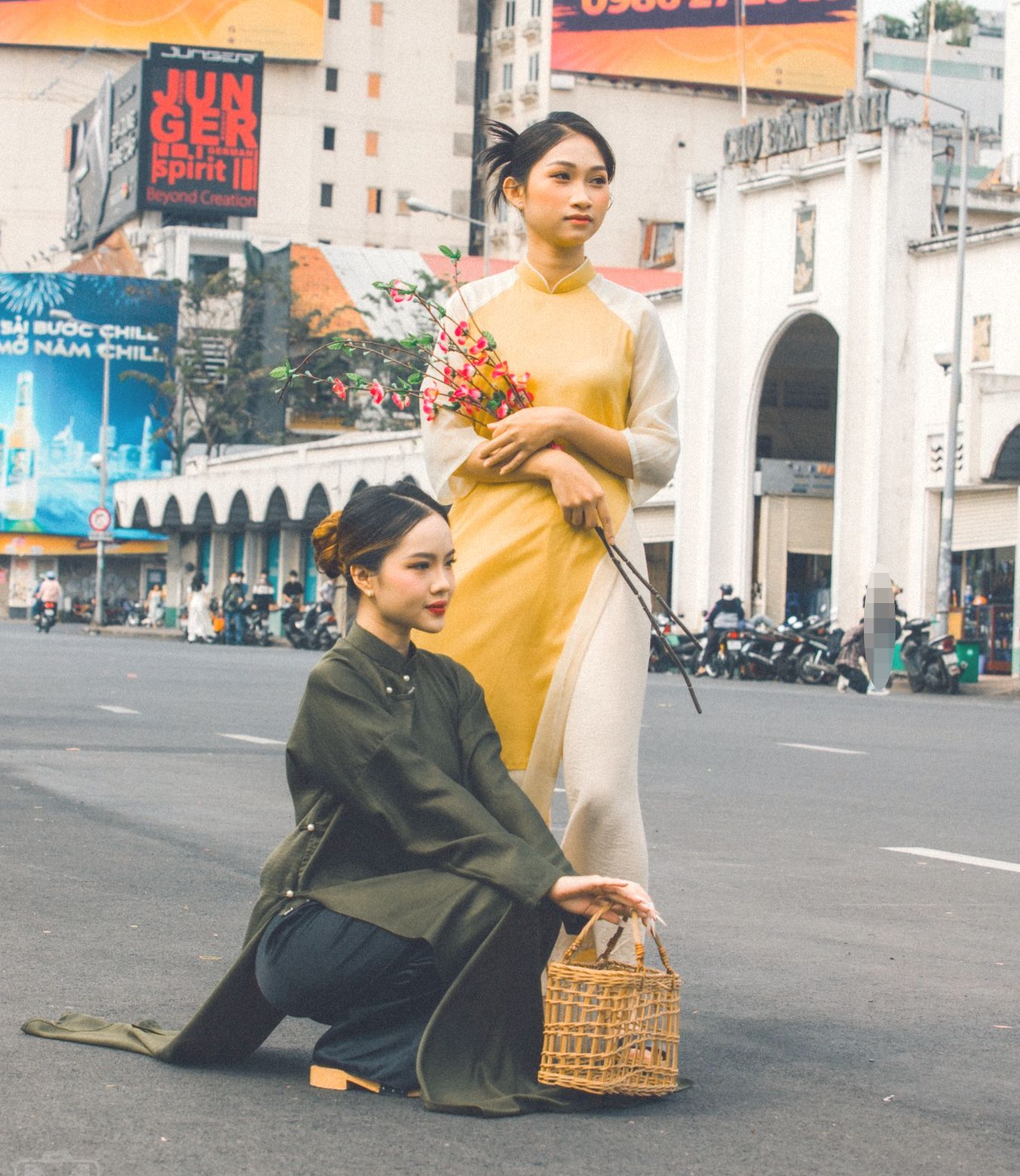 Chụp ảnh áo dài cầm hoa: Gợi ý và bí quyết đẹp hoàn hảo Chụp ảnh áo dài cầm hoa: Gợi ý và bí quyết đẹp hoàn hảo