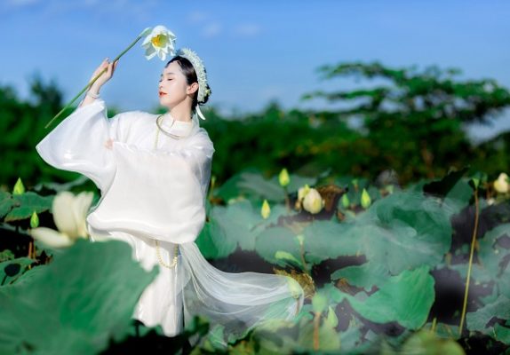 Phong cách chụp hình áo dài: Những ý tưởng độc đáo và nghệ thuật