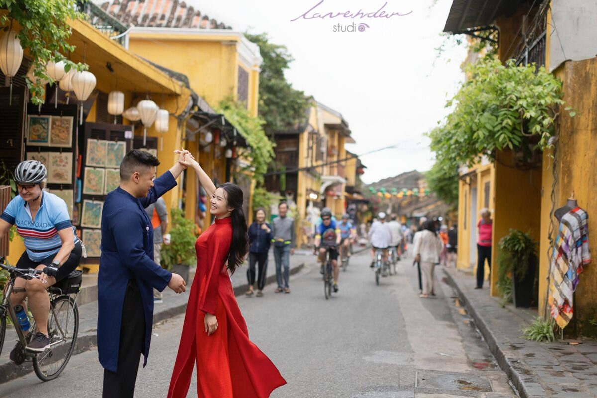 Chụp ảnh áo dài couple cưới ở Hội An