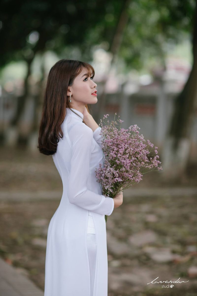Cách chụp ảnh với áo dài trắng tạo nét đẹp mong manh Cách chụp ảnh với áo dài trắng tạo nét đẹp mong manh
