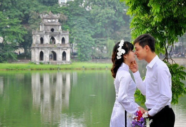 Cần lưu ý gì khi chụp ảnh cưới tại Hồ Gươm vào dịp tháng 10/2025