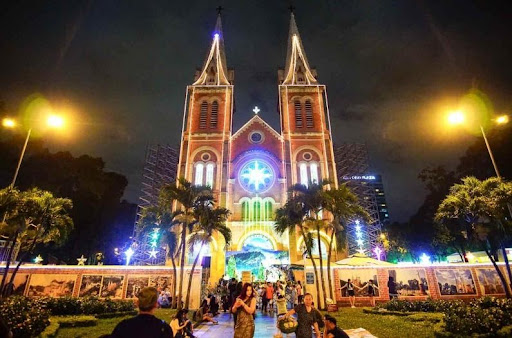 Background noel siêu đẹp ở Sài Gòn mùa lễ hội cực kỳ ấn tượng