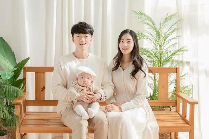 Chụp ảnh gia đình Tết 3 người – Concept ấm áp & tự nhiên nhất Chụp ảnh gia đình Tết 3 người – Concept ấm áp & tự nhiên nhất