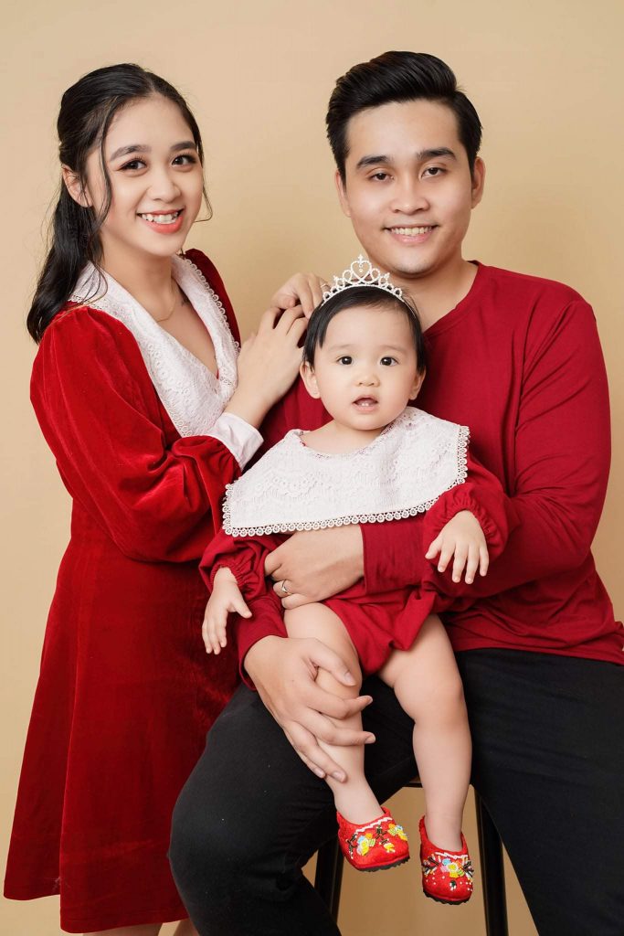 Chụp ảnh gia đình Tết 3 người – Concept ấm áp & tự nhiên nhất Chụp ảnh gia đình Tết 3 người – Concept ấm áp & tự nhiên nhất