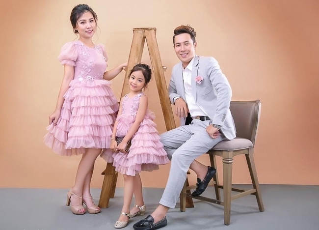 Chụp ảnh gia đình Tết 3 người – Concept ấm áp & tự nhiên nhất Chụp ảnh gia đình Tết 3 người – Concept ấm áp & tự nhiên nhất