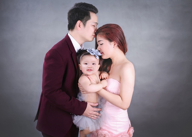 Chụp ảnh gia đình Tết 3 người – Concept ấm áp & tự nhiên nhất Chụp ảnh gia đình Tết 3 người – Concept ấm áp & tự nhiên nhất