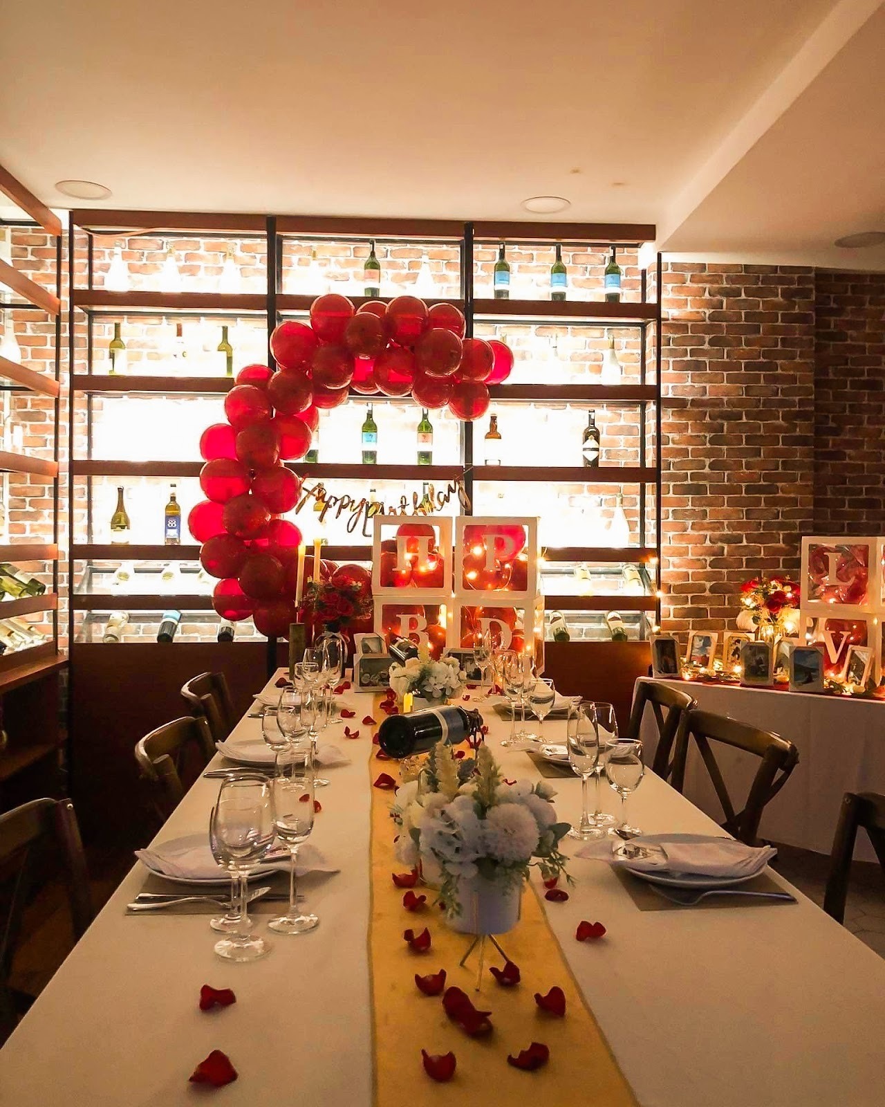 Trang trí cầu hôn nhà hàng – Xu hướng cầu hôn lãng mạn 2026