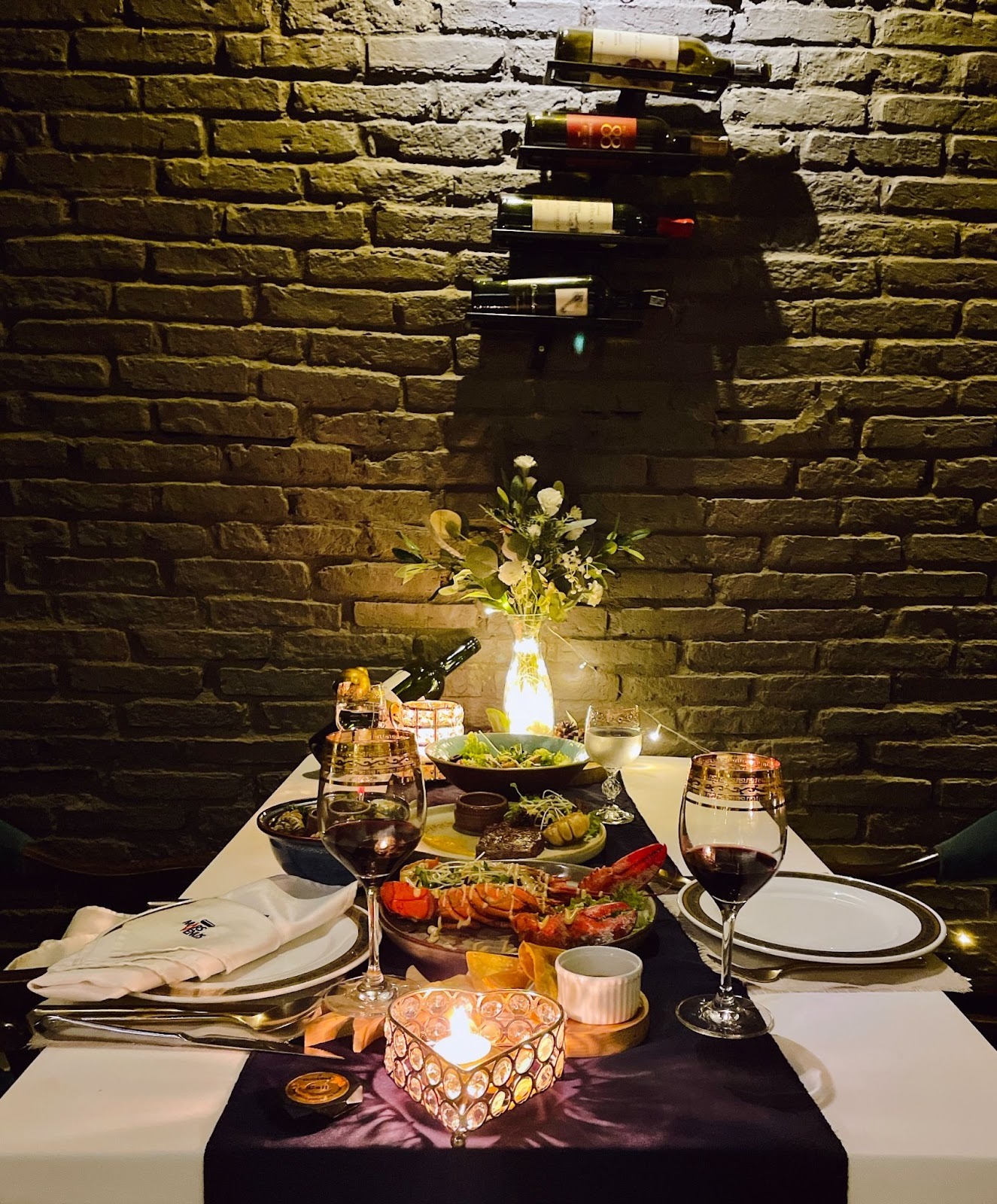 Trang trí cầu hôn nhà hàng – Xu hướng cầu hôn lãng mạn 2026