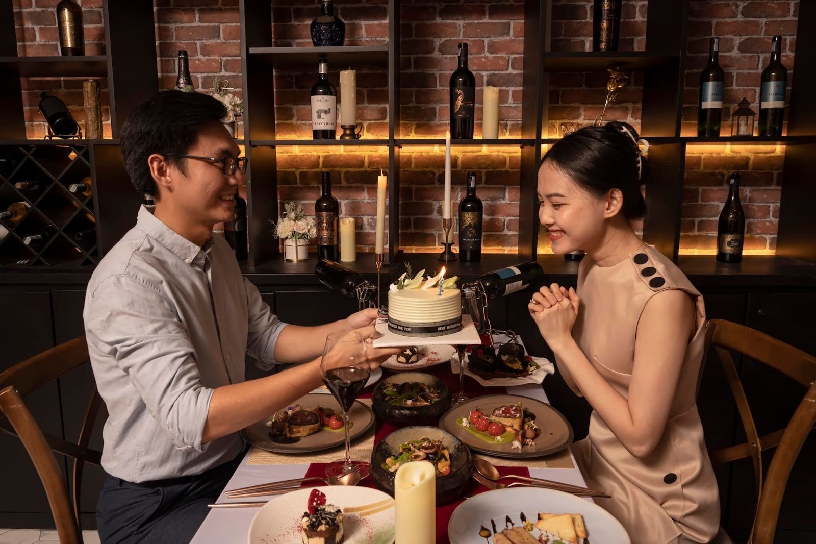 Trang trí cầu hôn nhà hàng – Xu hướng cầu hôn lãng mạn 2026