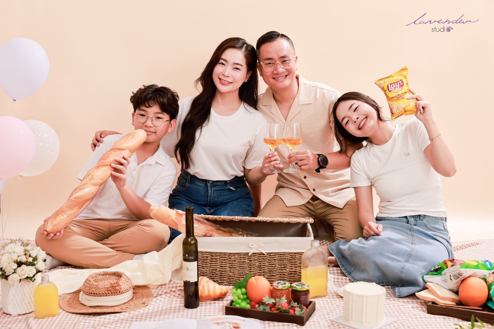 Chụp ảnh gia đình tại nhà – Gần gũi & đầy kỷ niệm