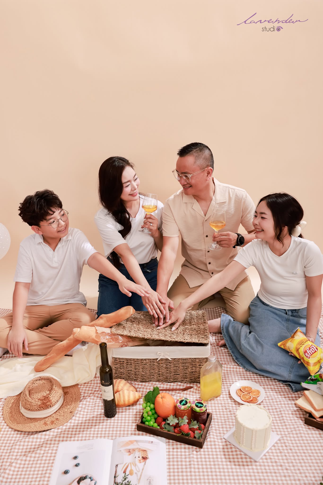 Chụp ảnh gia đình tại nhà – Gần gũi & đầy kỷ niệm
