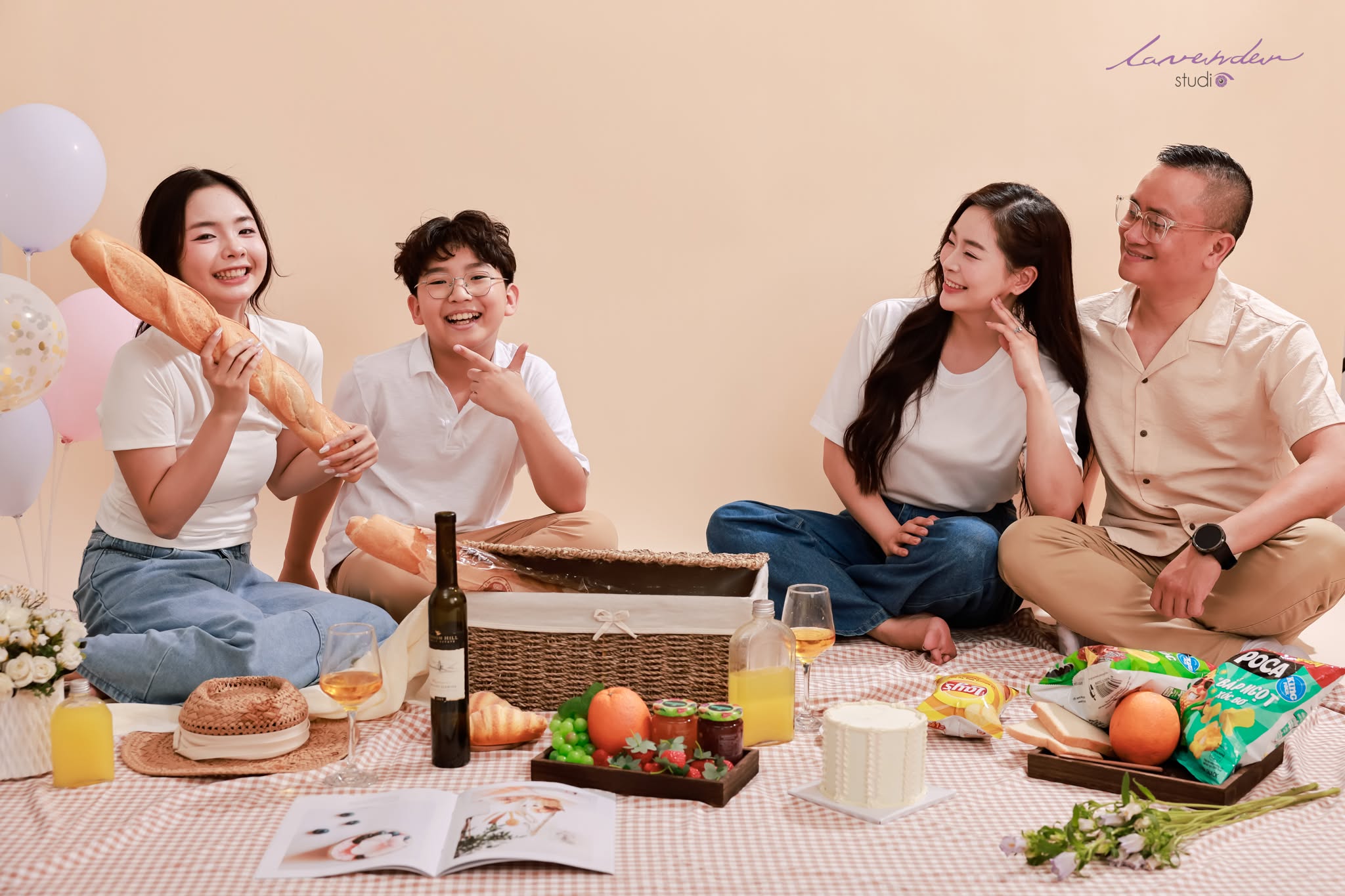Chụp ảnh gia đình tại nhà – Gần gũi & đầy kỷ niệm