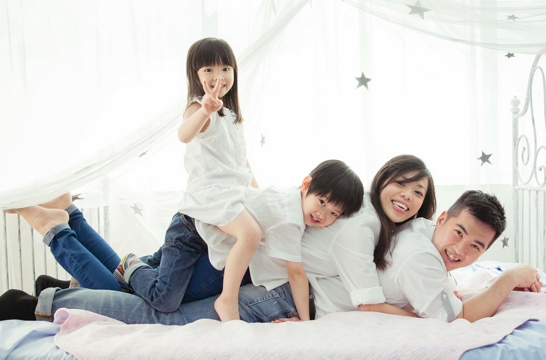 Ảnh gia đình kỷ niệm ngày cưới chụp tại Studio TP.HCM