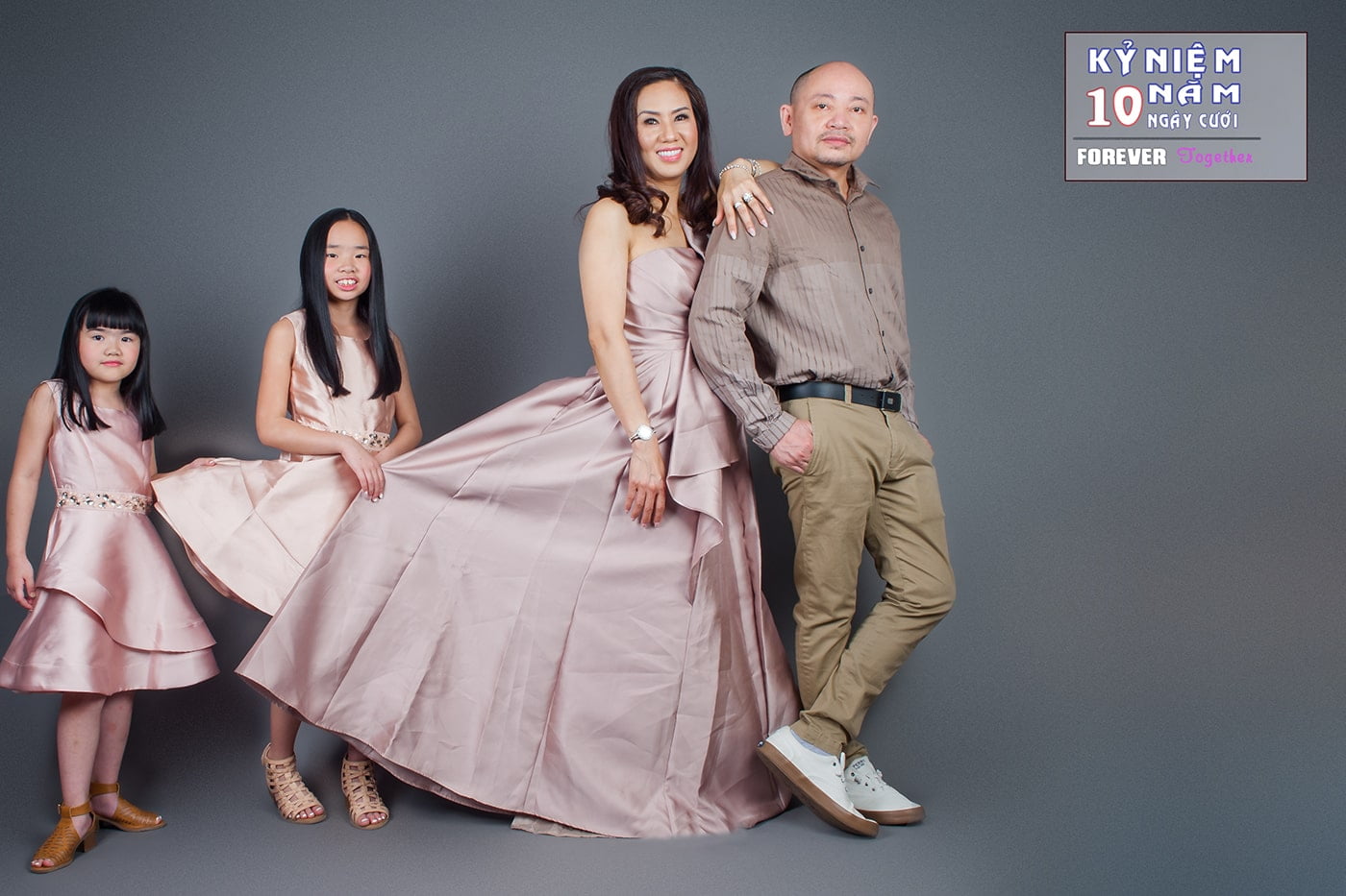 Ảnh gia đình kỷ niệm ngày cưới chụp Studio TP.HCM