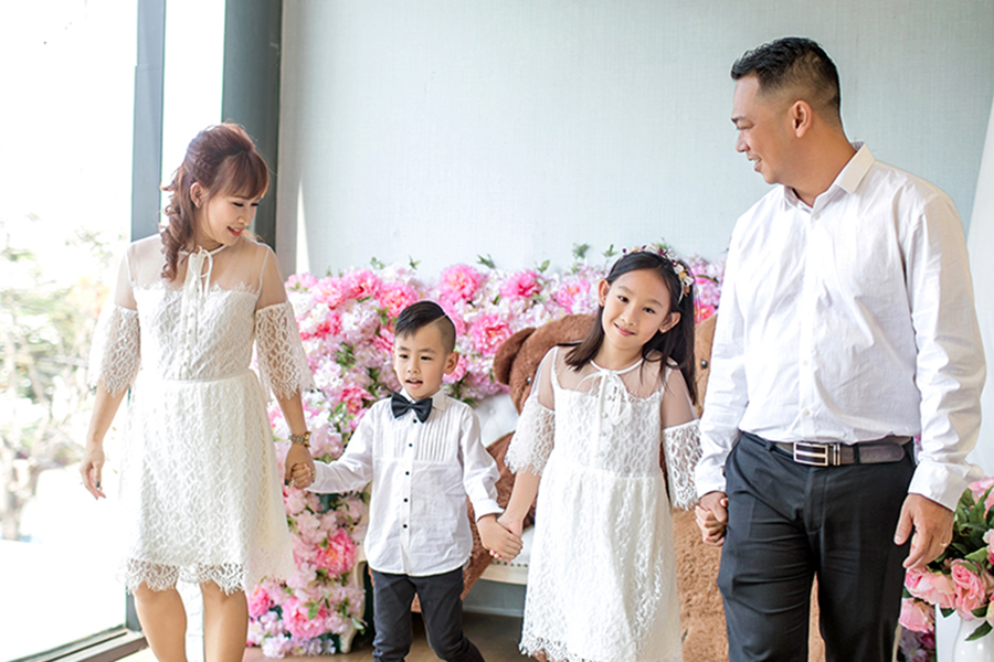 Ảnh gia đình kỷ niệm ngày cưới chụp tại TP.HCM