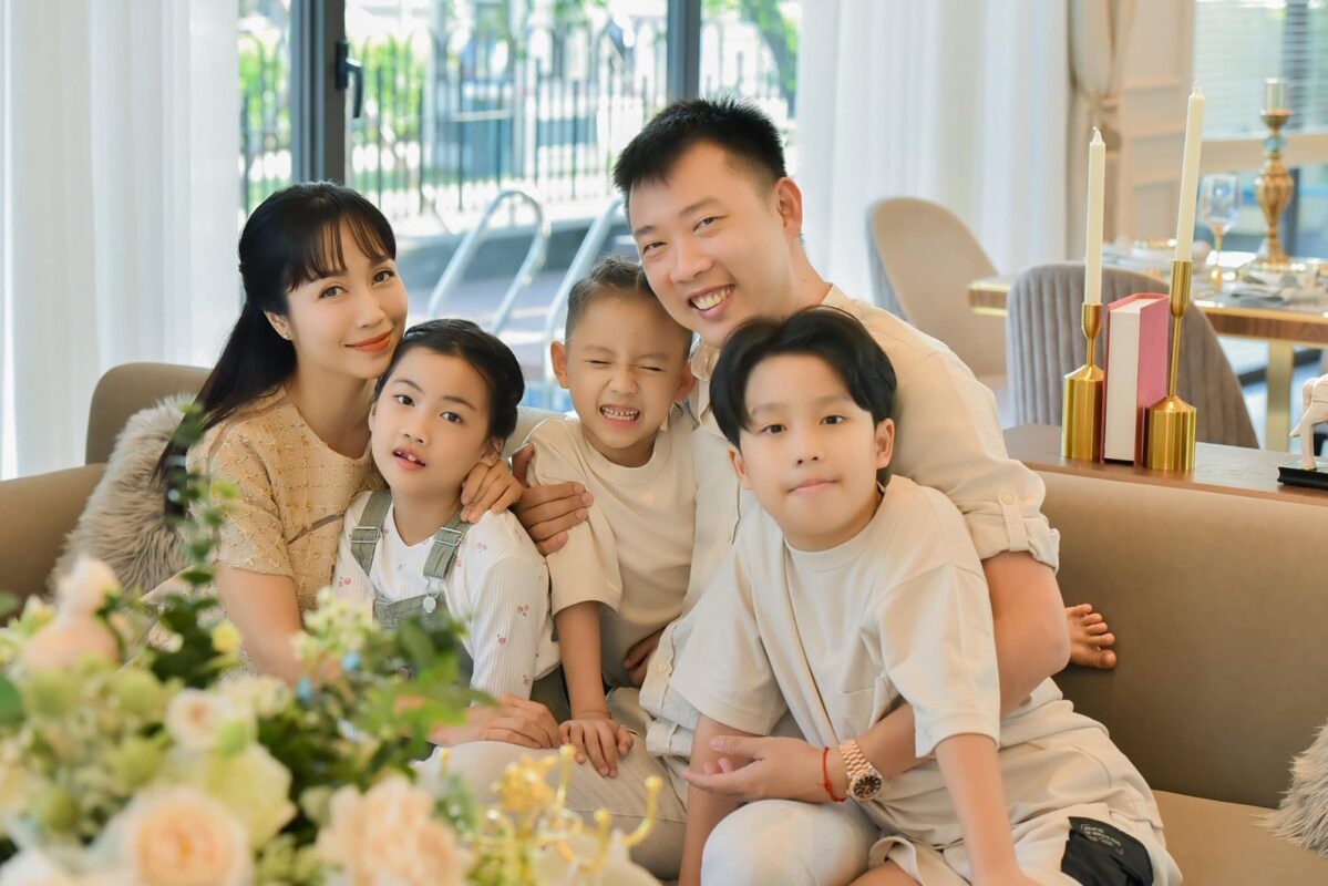 Cách tạo dáng chụp gia đình 5 người đẹp tự nhiên (3)