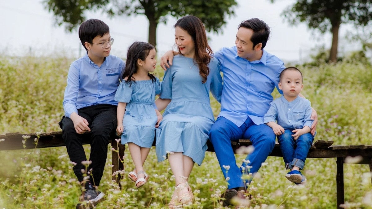 Cách tạo dáng chụp gia đình 5 người đẹp tự nhiên (4) Cách tạo dáng chụp gia đình 5 người đẹp tự nhiên (4)