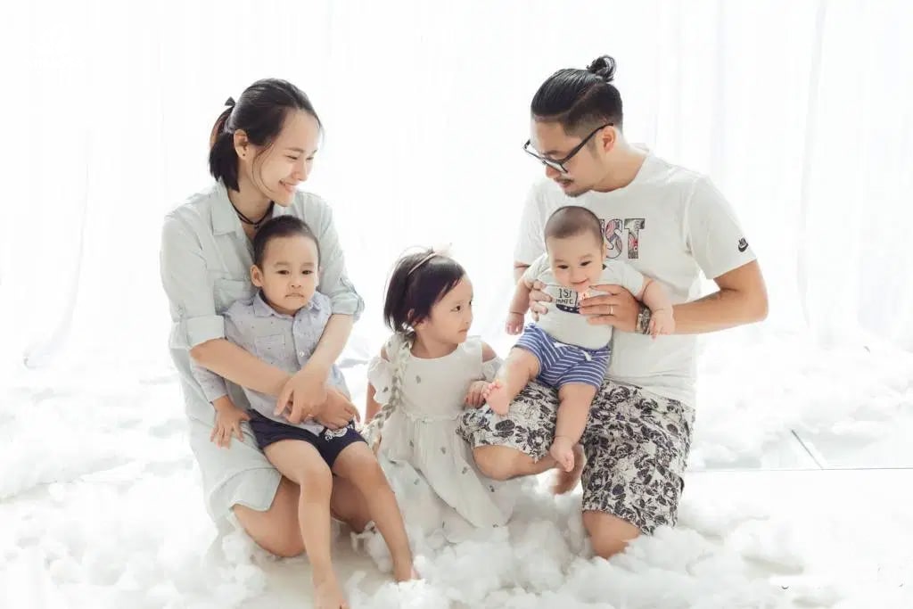 Cách tạo dáng chụp gia đình 5 người đẹp tự nhiên (8) Cách tạo dáng chụp gia đình 5 người đẹp tự nhiên (8)